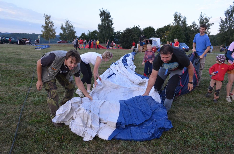 Potom se roztáhne obal na vzduch neboli samotný balón