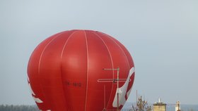 Horkovzdušný balón mezi rodinnými domy v Boršově