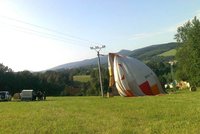 Nehoda balónu na Liberecku: Spadl do elektrických drátů