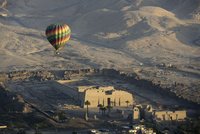 Dva turisté se v Egyptě zranili při nehodě balonu. Další lety u Luxoru dočasně zastavili