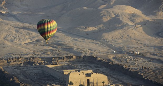 Dva turisté se v Egyptě zranili při nehodě balonu. Další lety u Luxoru dočasně zastavili  