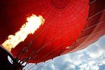 Horkovzdušný balón pohltily plameny. (ilustrační foto)