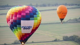 Nad Slováckem se honí horkovzdušné balony. Probíhá tady české mistrovství. Soutěží i klaun.