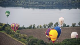 Nad Slováckem se honí horkovzdušné balony. Probíhá tady české mistrovství. Soutěží i klaun.