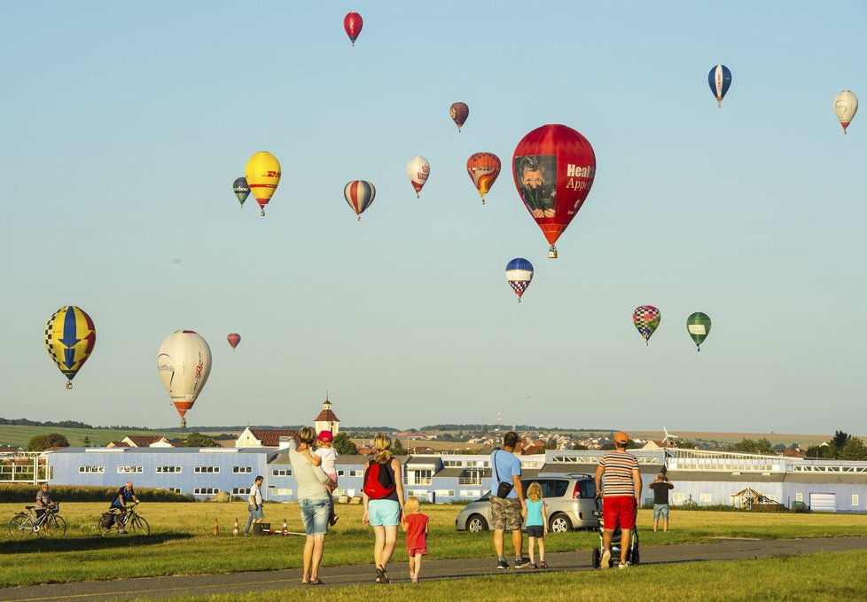 Nad Slováckem se honí horkovzdušné balony. Probíhá tady české mistrovství. Soutěží i klaun.