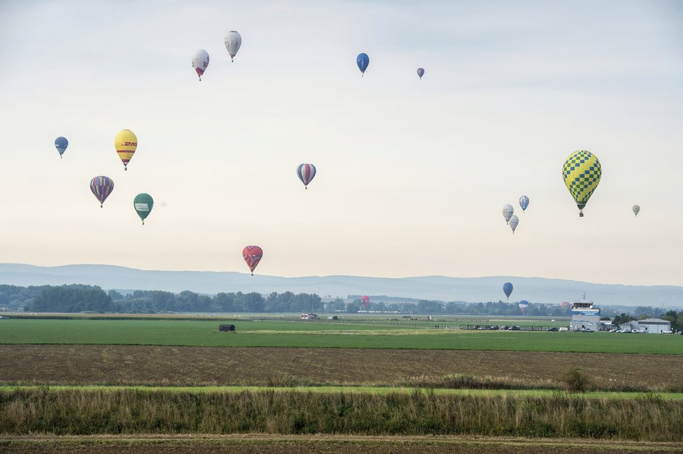 Nad Slováckem se honí horkovzdušné balony. Probíhá tady české mistrovství. Soutěží i klaun.