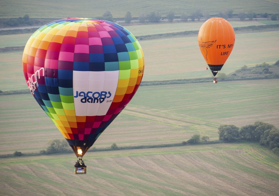 Nad Slováckem se honí horkovzdušné balony. Probíhá tady české mistrovství. Soutěží i klaun.