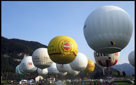 Historicky první posádka (žlutá balon) měla balon půjčený z Německa, u nás tento typ není k dispozici.