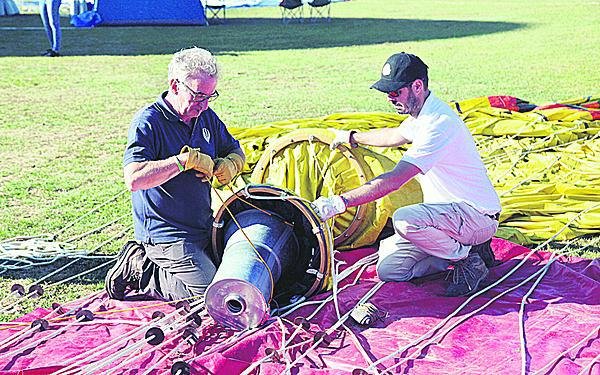 Zatímco horkovzdušný balon je připraven za 15 minut, tady to trvá hodiny.