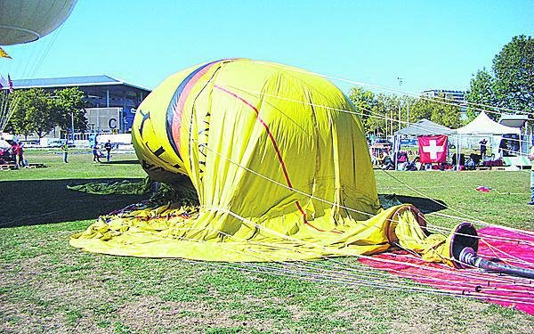 Zatímco horkovzdušný balon je připraven za 15 minut, tady to trvá hodiny.