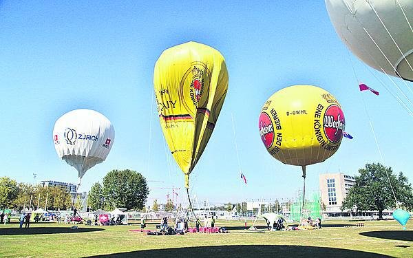 Zatímco horkovzdušný balon je připraven za 15 minut, tady to trvá hodiny.