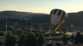 Okolo přistávajícího balonu projížděla auta.