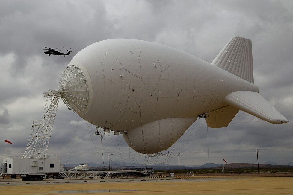 Americký radarový balon TARS, vyvinutý v 70. letech. Teď střeží hranice.