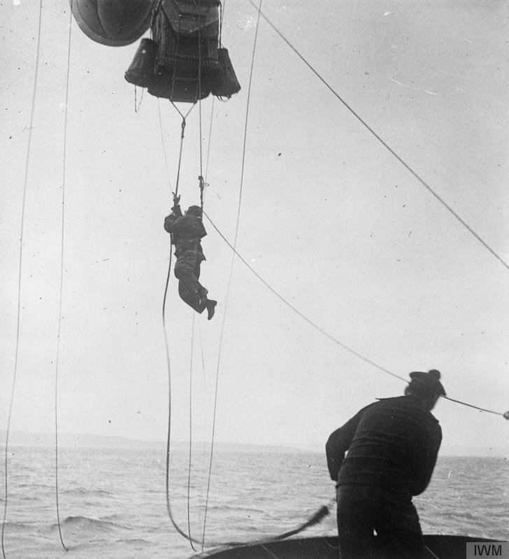 První světová válka: Italský vzduchoplavec nastupuje do balonu.