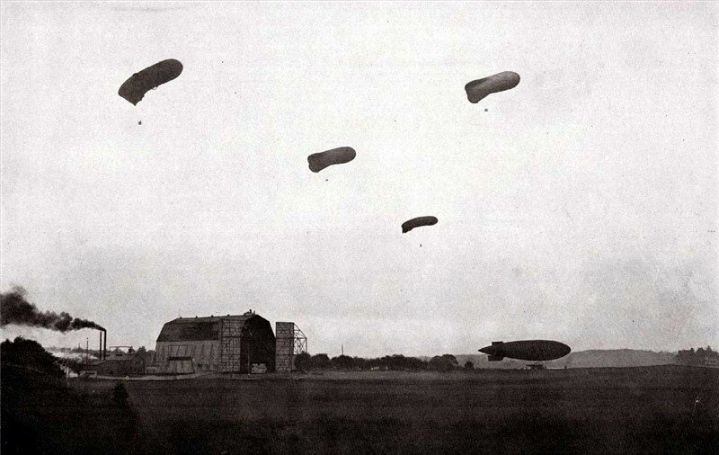 Řiditelné pozorovací balony - vzducholodě z časů 1. světové války.