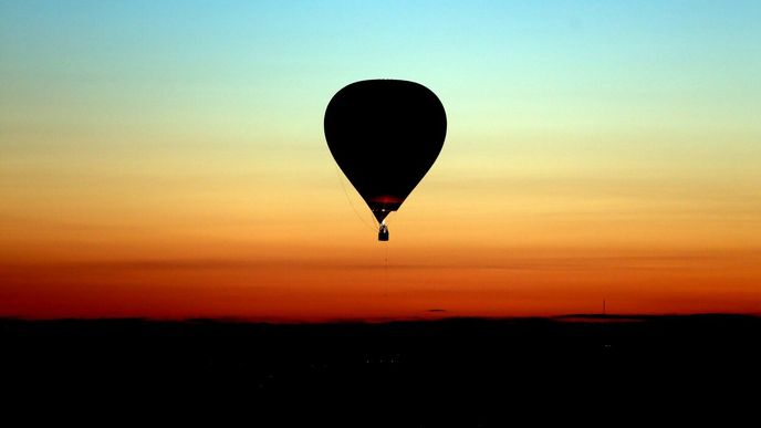 Češi se po ukončení protipadenmických opatření vrátili k nákupu zážitků. K oblíbeným patří i let balónem.