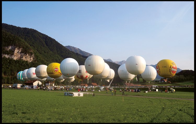 Start loňského ročníku Poháru Gordona Bennetta. Historicky první česká posádka je v pátém balonu zleva. Balon byl vypůjčený z Německa, u nás tento typ balonu není k dispozici