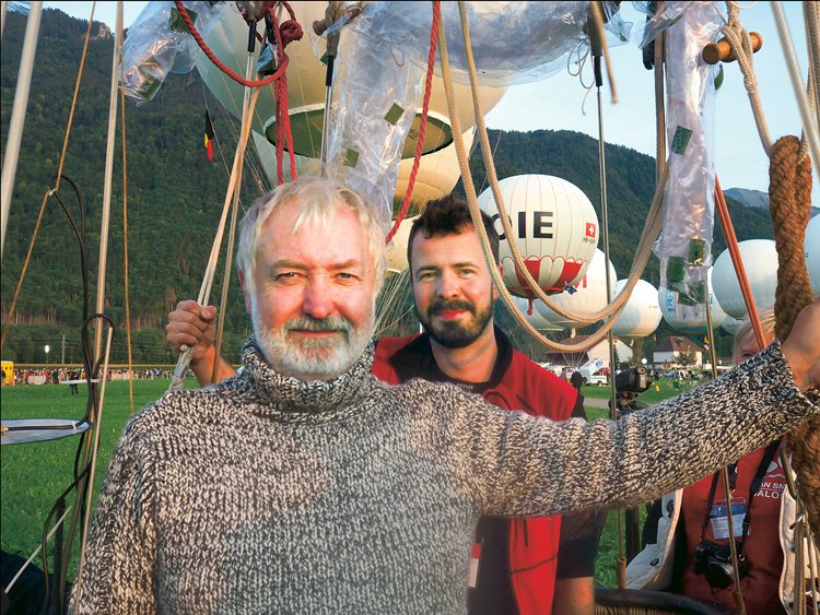 Zkušený balonový pilot Honza Smrčka a za ním reportér Aleš Vašíček – dvojice, která tvoří českou posádku v Poháru Gordona Bennetta