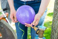 Chlapec (†8) dostal k narozeninám balonek s heliem: Po vdechnutí plynu upadl do bezvědomí a zemřel