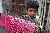 Pro jedny zábava, pro druhé utrpení: Takto bangladéšské děti vyrábí balonky