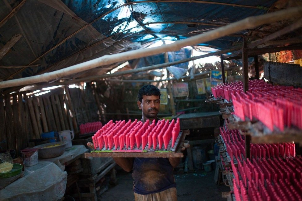 Děti, které v Bangladéši vyrábějí balonky, tráví v zaprášené továrně 11 hodin denně.
