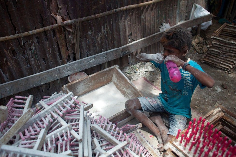 Děti, které v Bangladéši vyrábějí balonky, tráví v zaprášené továrně 11 hodin denně.