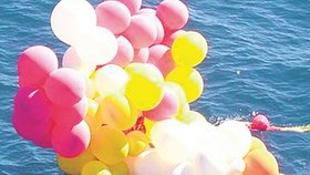 Balonky, které byly nalezeny na hladině moře