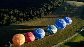 Takhle v řadě se připravovaly balony na vzlet.