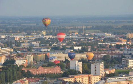 Na balony vynořující se z městské zástavby byl úchvatný pohled.