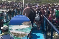 Místo nejkrásnější pláže noční můra! Řecký ráj okupují tisíce turistů