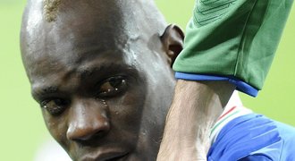 VIDEO: Balotelli chtěl plakat v soukromí. Musel zůstat na hřišti