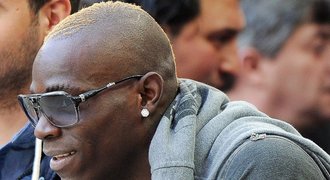 Rebel Balotelli obdaroval bezdomovce 27 tisíci