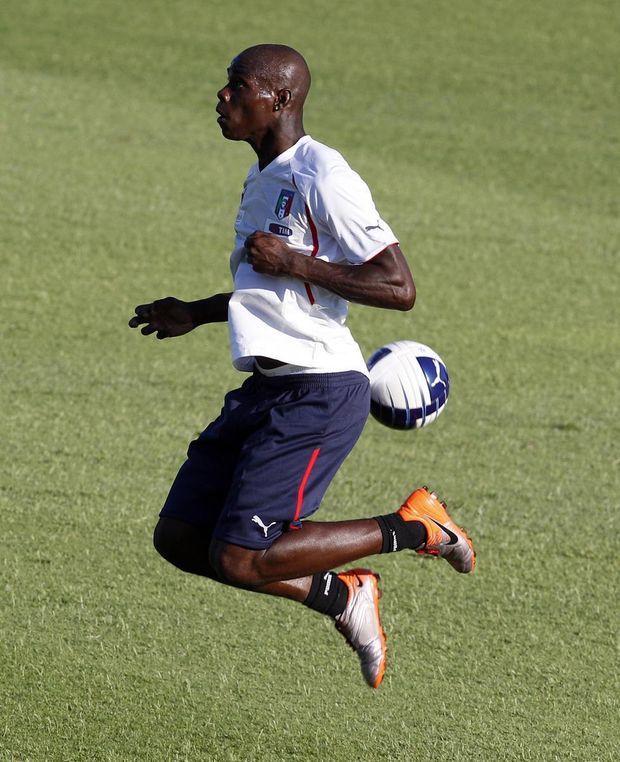 Mario Balotelli ve svém debutu dal gól, dostal žlutou a zranil se. Mario Balotelli ve svém debutu dal gól, dostal žlutou a zranil se.