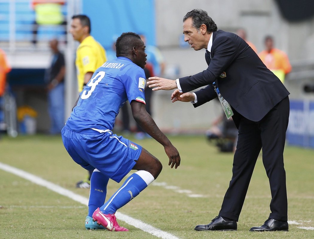 Trenér Itálie Cesare Prandelli udílí pokyny Mariu Balotellimu.