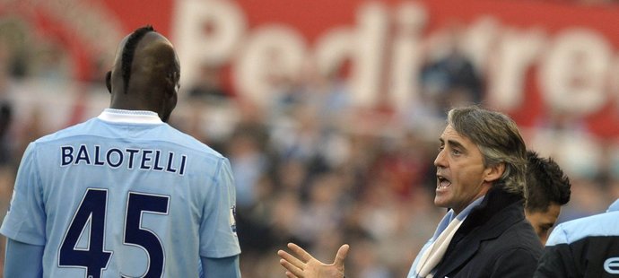 Mario Balotelli (na snímku s koučem Robertem Mancinim) zůstane v City, tvrdí hráčův agent