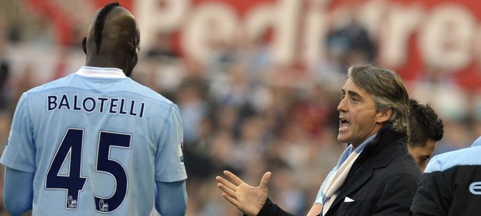 Mancini: Hrát s Balotellim v jednom týmu, tak ho mlátím do hlavy