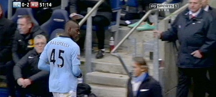 Mario Balotelli se zlostně podíval na trenéra Manciniho, který ho brzy vystřídal, a zlostně zamířil rovnou do kabiny.