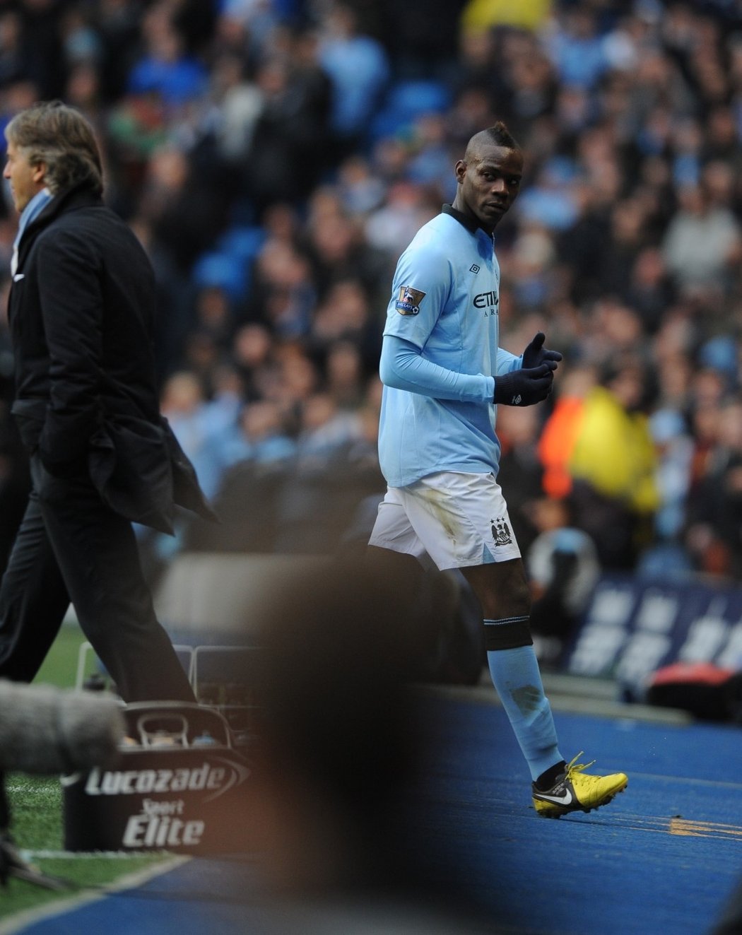 Mario Balotelli se zlostně podíval na trenéra Manciniho, který ho brzy vystřídal, a zlostně zamířil rovnou do kabiny.