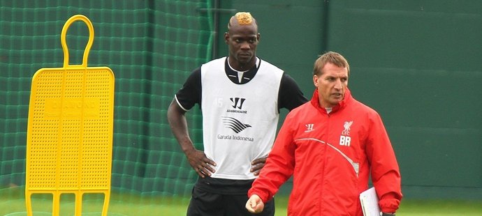 Mario Balotelli a trenér Liverpoolu Brendan Rodgers.