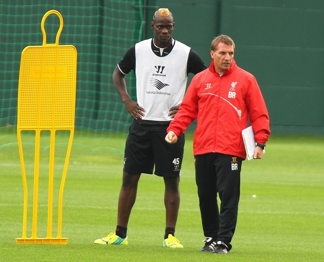 Mario Balotelli a trenér Liverpoolu Brendan Rodgers.