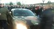 Mario Balotelli projíždí ve svém Bentley Continental GT mezi fanoušky Manchesteru United.
