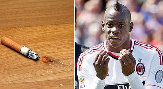 Kde máme popelníček? Balotelli kouřil na záchodě, práskl ho průvodčí