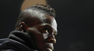 Spratek Balotelli se opřel do Rooneyho a Mourinha