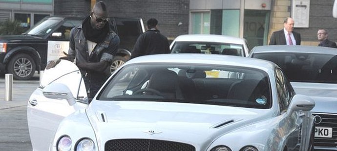 Mario Balotelli bude muset se svým Bentley do servisu. Nebo si rovnou koupí nové?