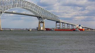 V americkém Baltimoru se po kolizi s nákladní lodí zřítil silniční most. Ve vodě je kolem 20 lidí