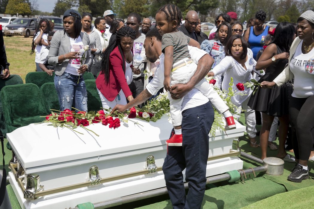 Střety s policií začaly v Baltimoru po pohřbu černošského mladíka Freddieho Graye