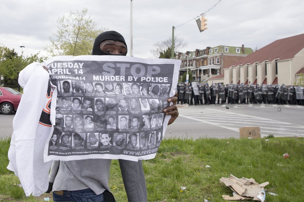 Střety s policií začaly v Baltimoru po pohřbu černošského mladíka Freddieho Graye.