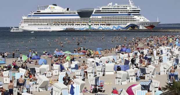 Návaly dovolenkářů u Baltu. Vedra vyhnala Němce na pláže, ti ucpali silnice