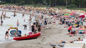 Dovolenkáři u Baltu. Němci se ve velkém vyrazili zchladit k moři.