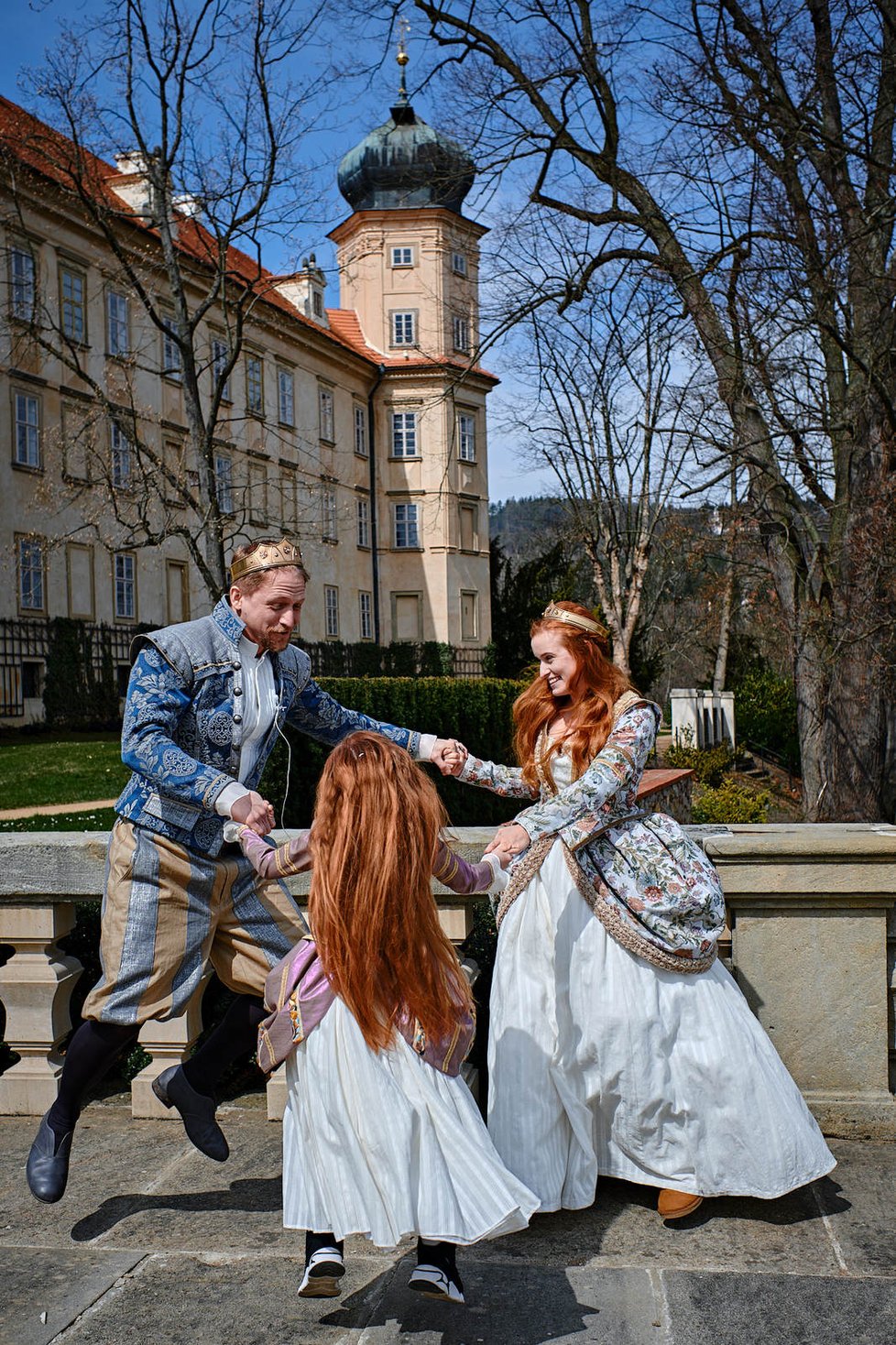 Valentýna Bečková v pohádce Tajemství staré Bambitky 2 s Tomášem Klusem a Kamilou Janovičovou